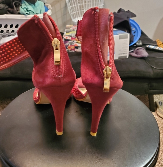 Heels - Picture 2 of 3